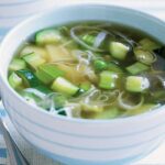 מרק ירקות בתוספת בצל וכרישה