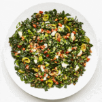 סלט בריאות צמחוני של עדשים שחורות עם כוסמת ירוקה